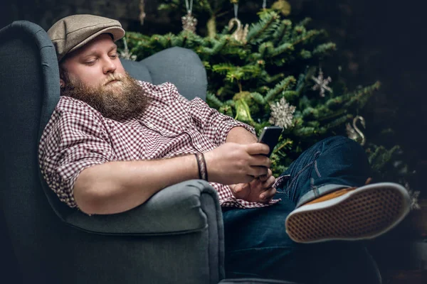 Hombre barbudo usando un teléfono inteligente — Foto de Stock