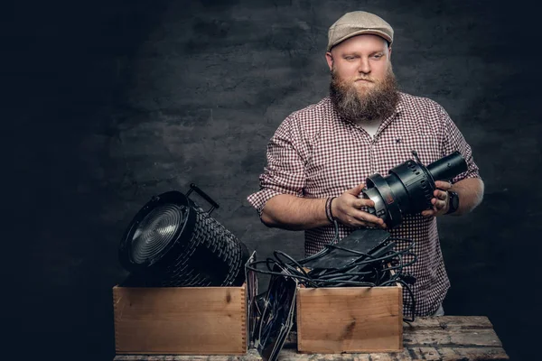 Cameraman barbudo com equipamento vintage — Fotografia de Stock