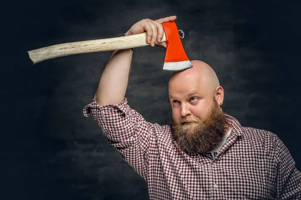 Homem careca segurando um machado — Fotografia de Stock