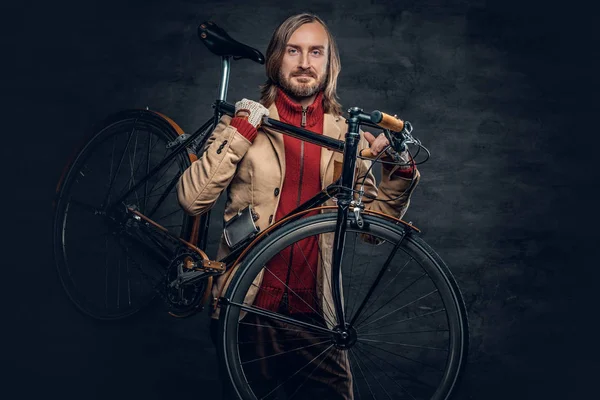 Hombre barbudo sosteniendo bicicleta fija — Foto de Stock