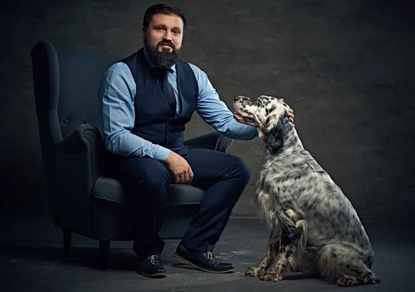 Um homem e um cão cão de caça irlandês . — Fotografia de Stock