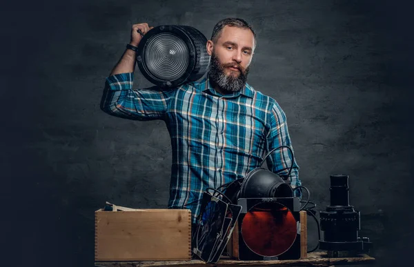 Bir stüdyoda sakallı kameraman — Stok fotoğraf