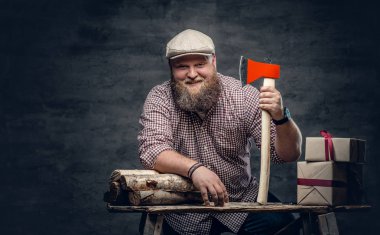 Sakallı adam bir balta tutan
