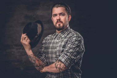 Dövmeli kolu olan sakallı adam