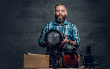 Orta yaş kameramanların bir stüdyoda.