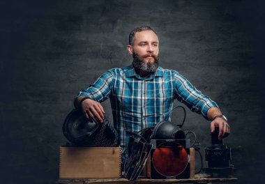 Orta yaş kameramanların bir stüdyoda.