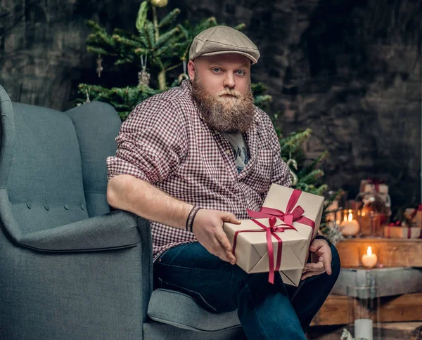 선물 상자를 들고 수염된 남자 — 스톡 사진