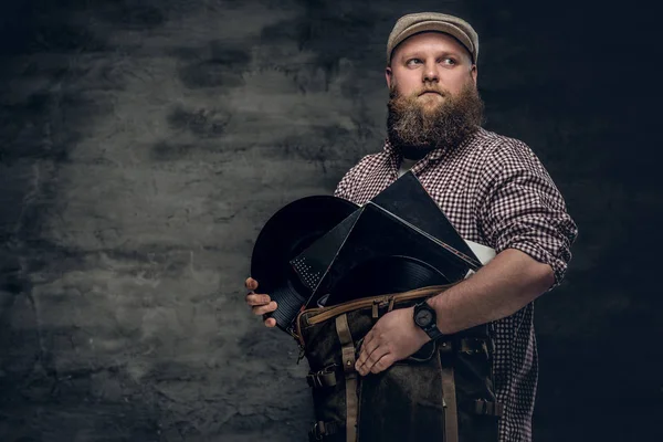 Hipster com discos de vinil . — Fotografia de Stock