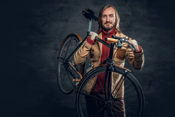 Hombre barbudo sosteniendo bicicleta fija — Foto de Stock