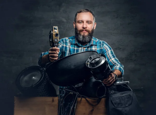 Homem segurando câmera vintage — Fotografia de Stock