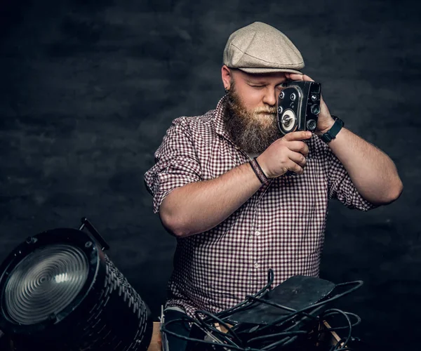 Homem barbudo segurando câmera vintage — Fotografia de Stock