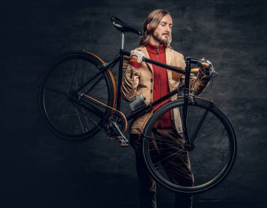 Adam Bisiklet omzunda tutar.