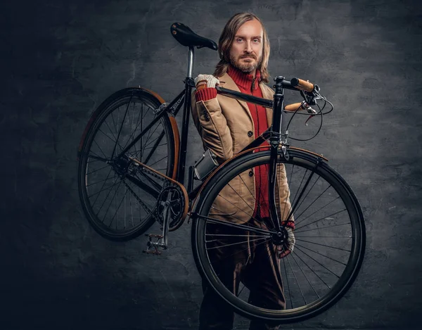 Adam Bisiklet omzunda tutar.