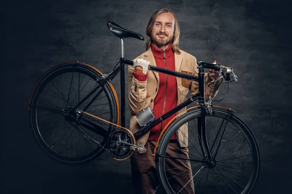 Homem segura bicicleta em seu ombro — Fotografia de Stock