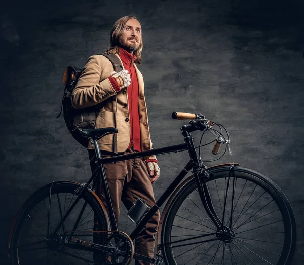 Otantik bisiklet ile poz adam