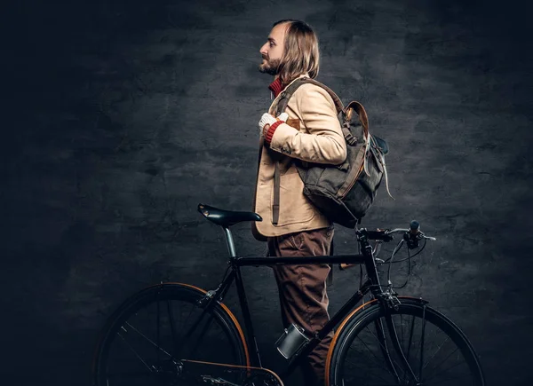 Hombre posando con bicicleta auténtica — Foto de Stock