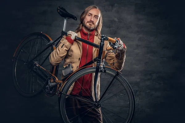 Homem segura bicicleta em seu ombro — Fotografia de Stock