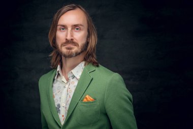 Uzun saçlı sakallı yakışıklı 