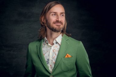 Uzun saçlı sakallı yakışıklı 