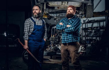 İki acımasız sakallı mekaniği 