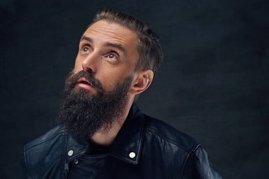 Siyah deri ceketli adamı.