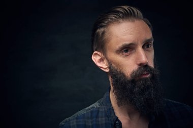 Uzun saçlı sakallı adam