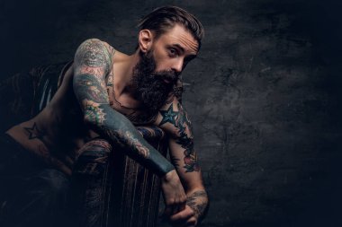 sakallı adam çıplak gövde ile