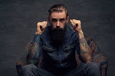 Dövmeli kolu olan sakallı adam