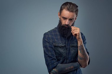 Sakallı adam kollarını dövmeler ile