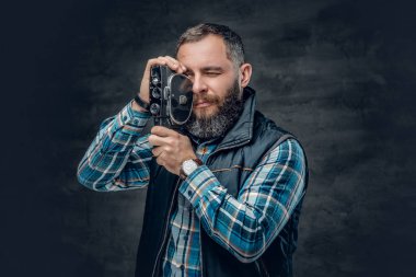 Sakallı adam video kamera tutan