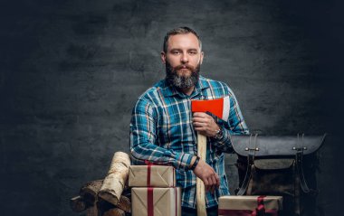Noel hediye kutuları olan adam