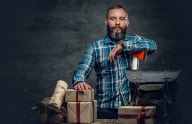 Noel hediye kutuları olan adam
