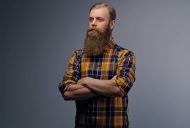 Kızıl saçlı adam sarı bir gömlek giymiş