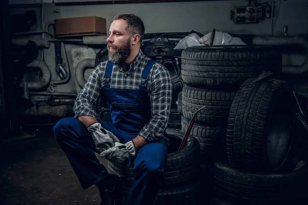 Skäggig mekanikern i ett garage — Stockfoto