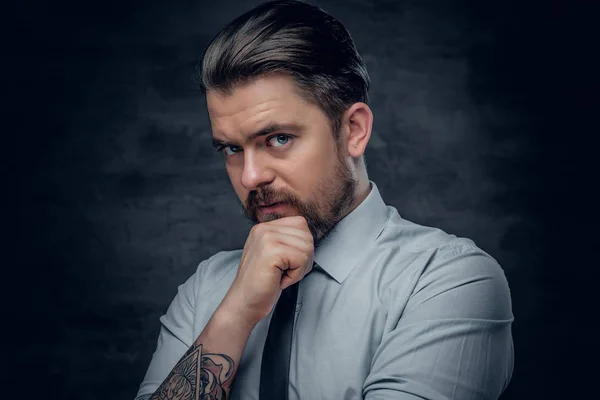 Stylowy, brodaty mężczyzna z tatuażami — Zdjęcie stockowe