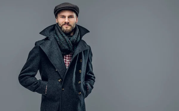 Homem em uma jaqueta quente e boné de lã — Fotografia de Stock