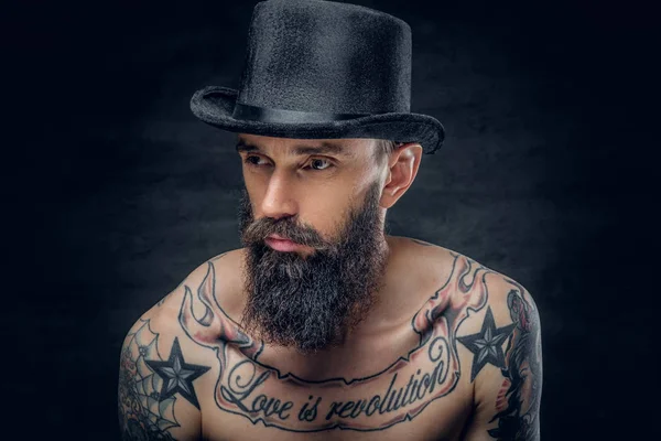 Varón barbudo en sombrero de copa con tatuajes —  Fotos de Stock