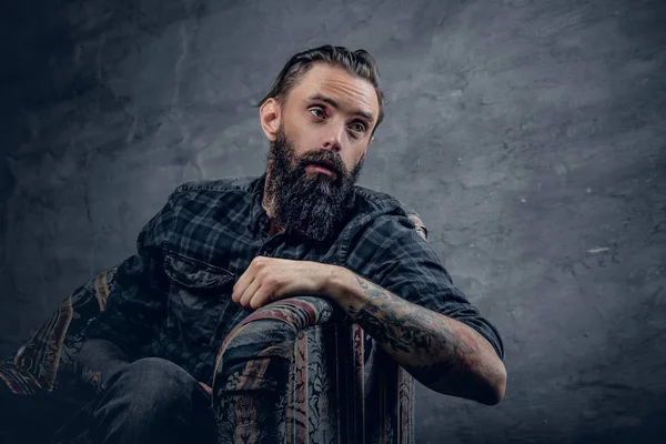 Бородатый мужчина с татуированными руками — стоковое фото
