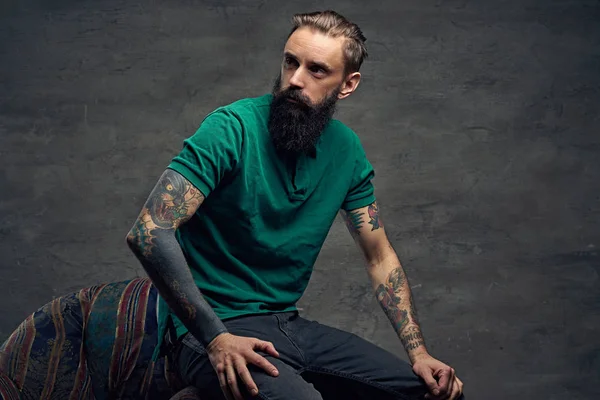 Vousatý muž s Tetovaný zbraně — Stock fotografie