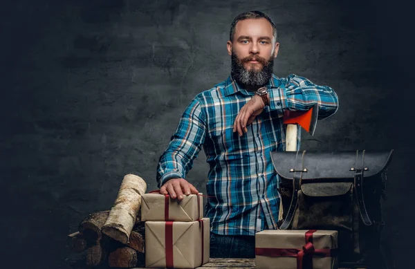 Noel hediye kutuları olan adam — Stok fotoğraf