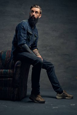 Sakallı erkek bir sandalyede oturur