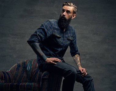 Sakallı adam kollarını dövmeler ile