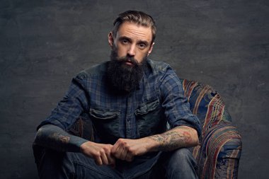 Dövmeli kolu olan sakallı adam