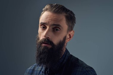 Üzgün sakallı adam