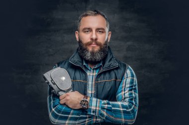 Sakallı adam video kamera tutan