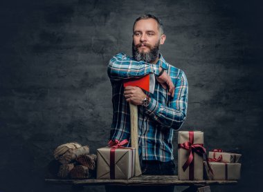 Noel hediye kutuları olan adam