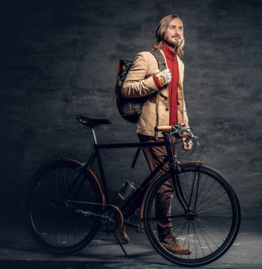 Otantik bisiklet ile poz adam