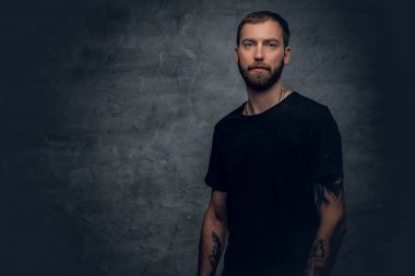 Kollarını dövmeler olan adam