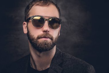 Sakallı erkek takım elbise ve güneş gözlüğü