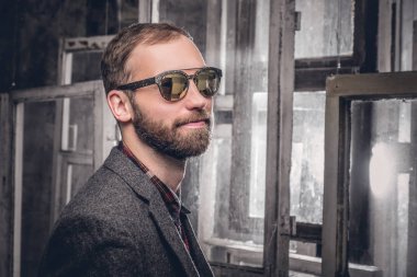 Sakallı erkek güneş gözlüğü